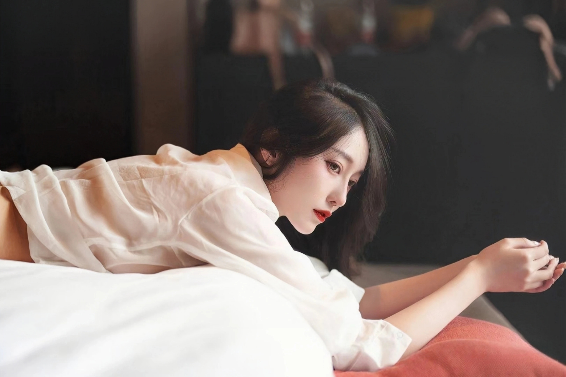 婴儿卡喉危急时刻 暖心女警紧急送医